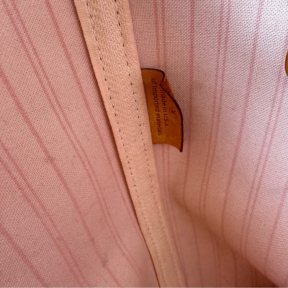 Louis Vuitton Neverfull Rose Ballerine MM White
Damier Azur Canvas - Picture 8 of 13